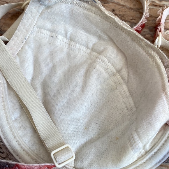 2/$20. Incredible Papillon ladies bra made in Italy in size 32B. - Picture 7 of 8